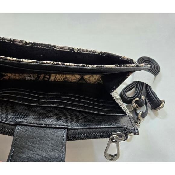 NWOT Sakroots Artist Circle Black White Wanderlust Smartphone Crossbody Purse - Picture 5 of 6